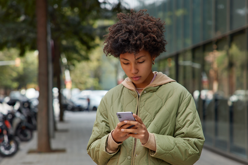 Beeld van vrouw die op smartphone kijkt