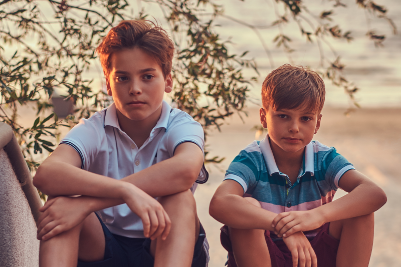 Image de deux jeunes frères